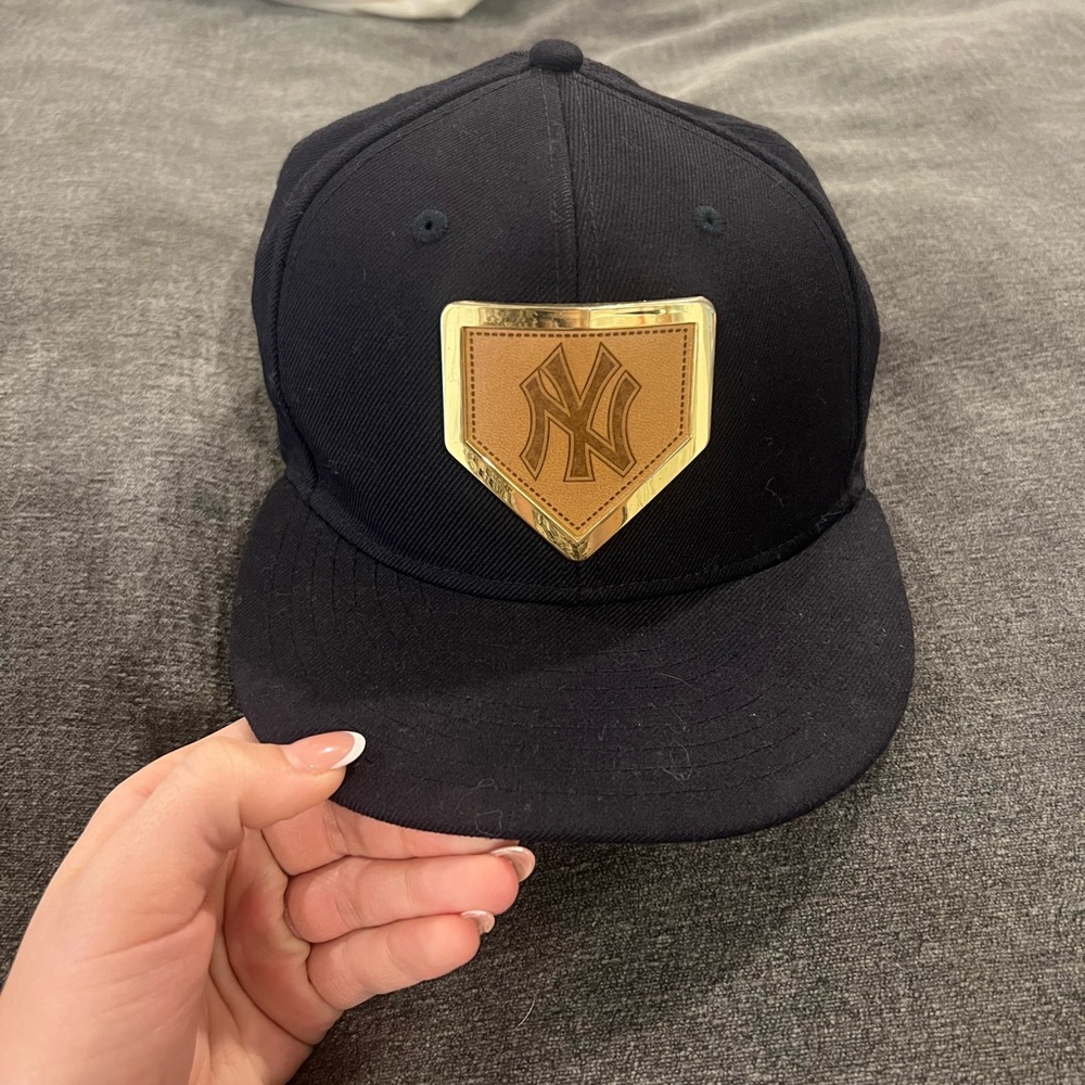 Yankees Black Cap with Gold Logo
